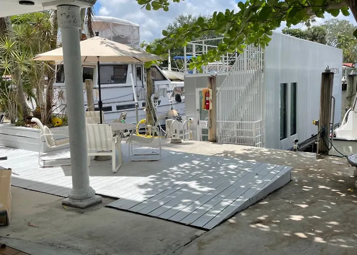Unique Houseboat Modern And New