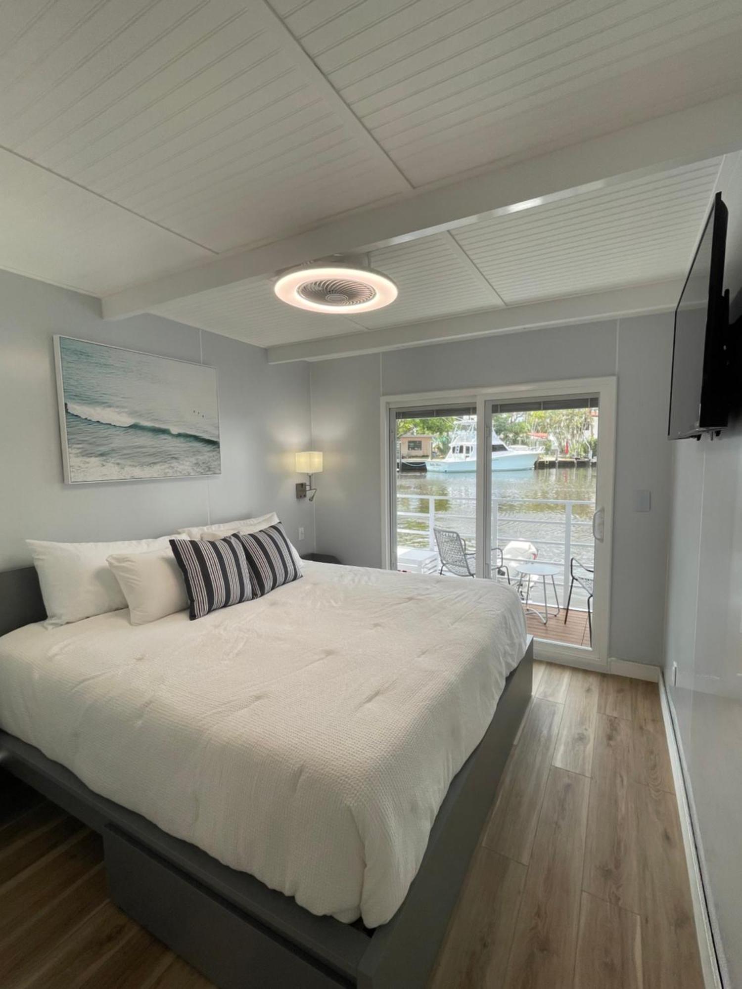 Botel Unique Houseboat Modern And New *