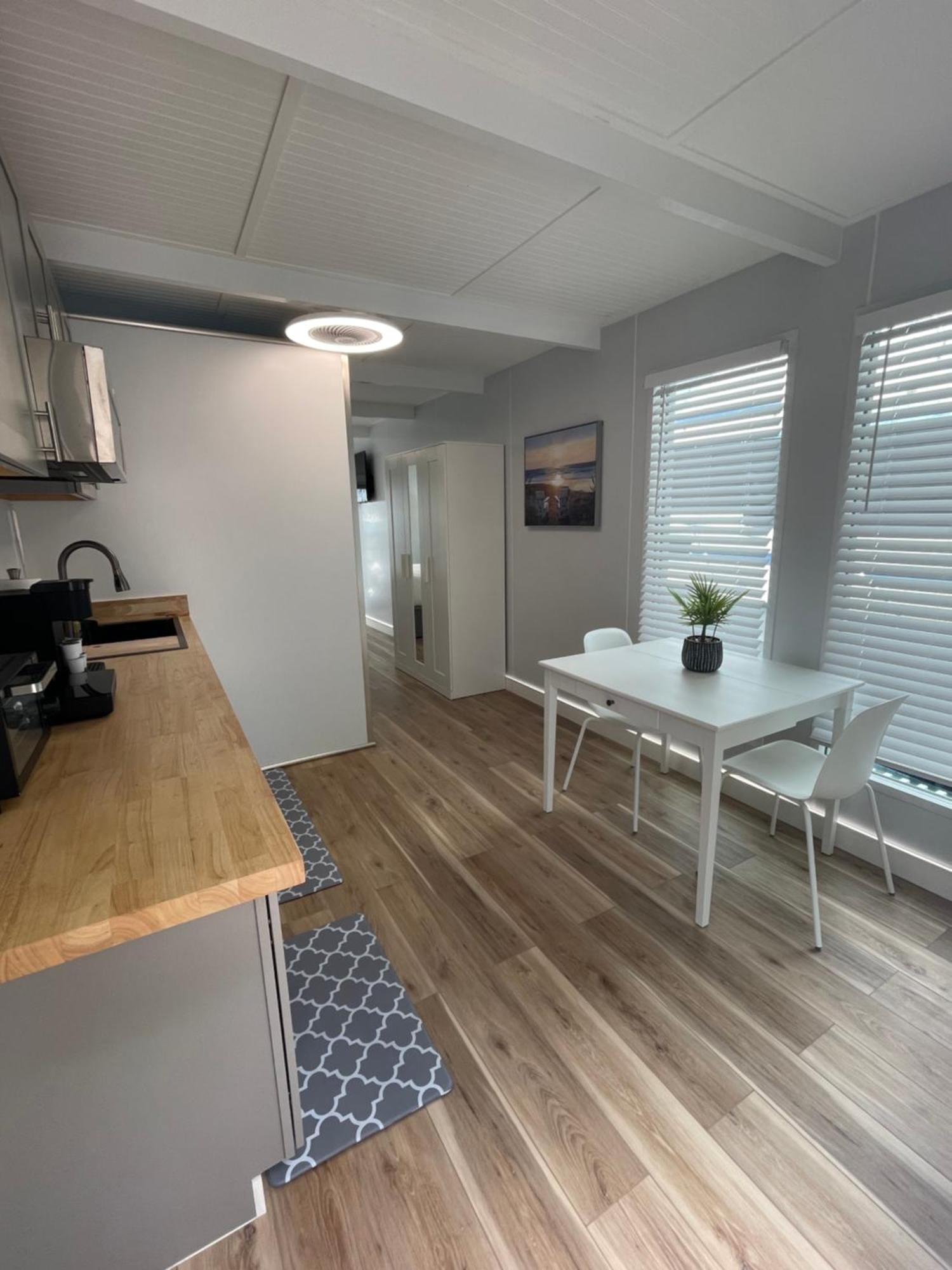 Botel Unique Houseboat Modern And New