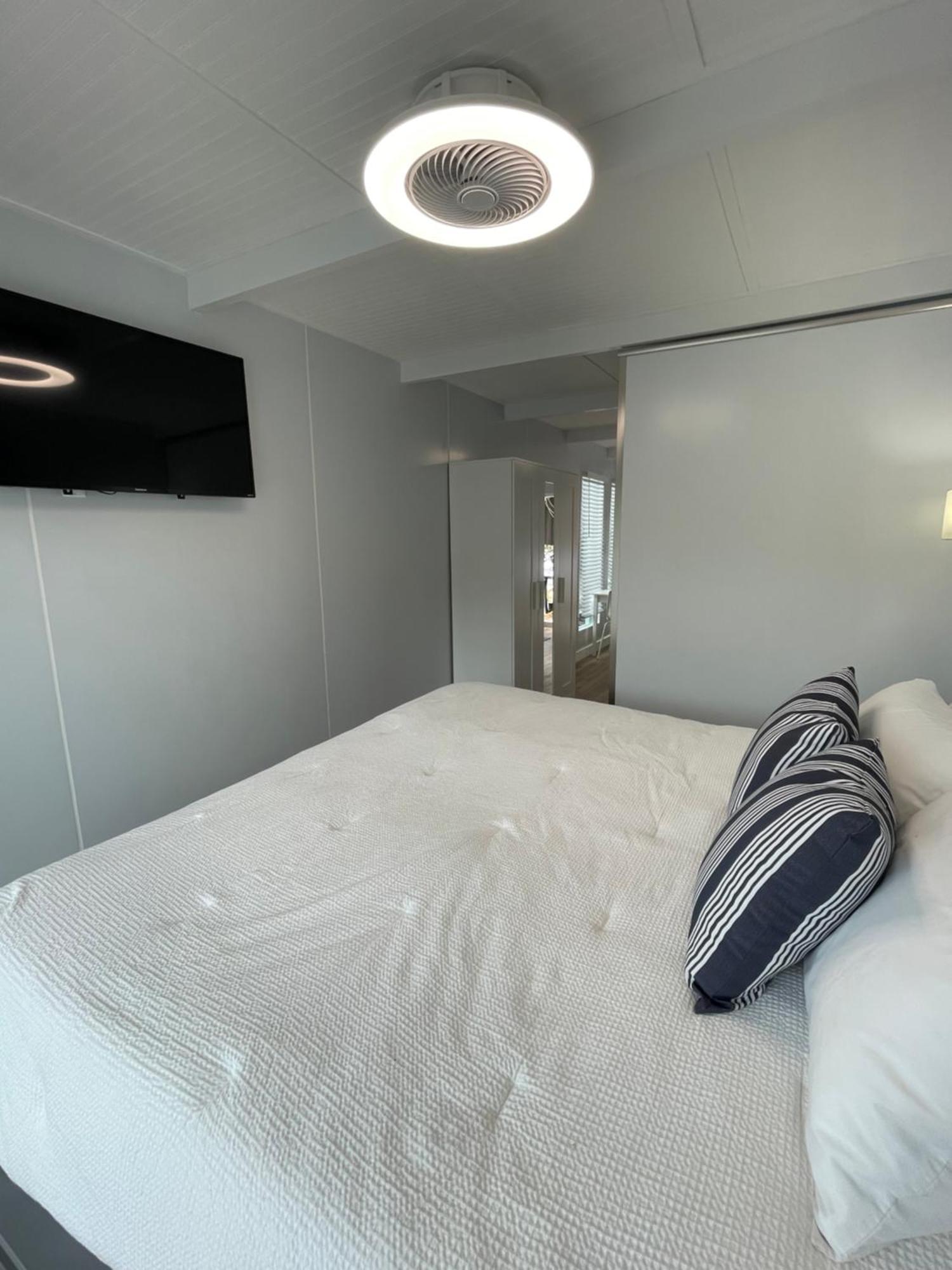 Unique Houseboat Modern And New Botel