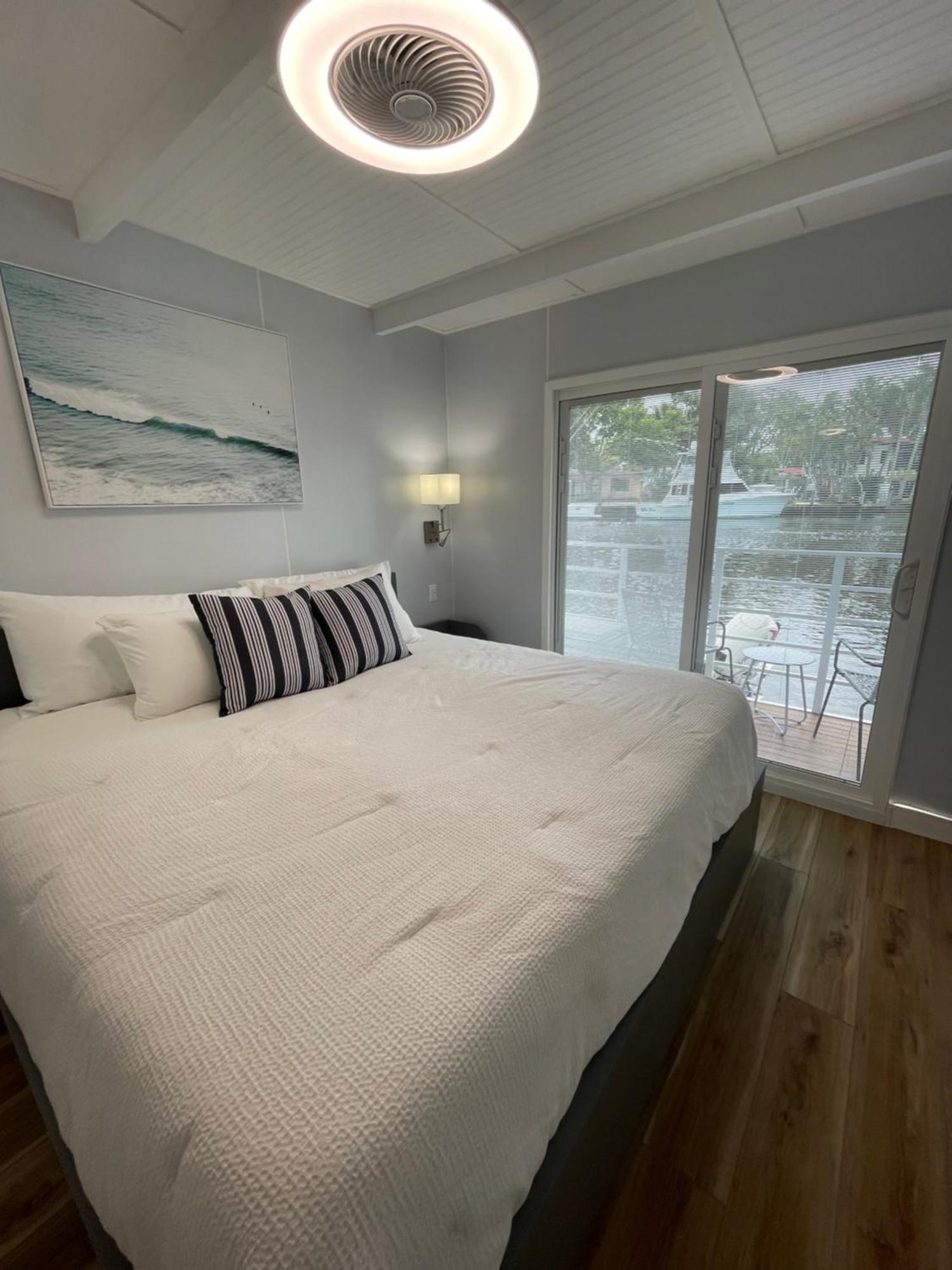 Unique Houseboat Modern And New