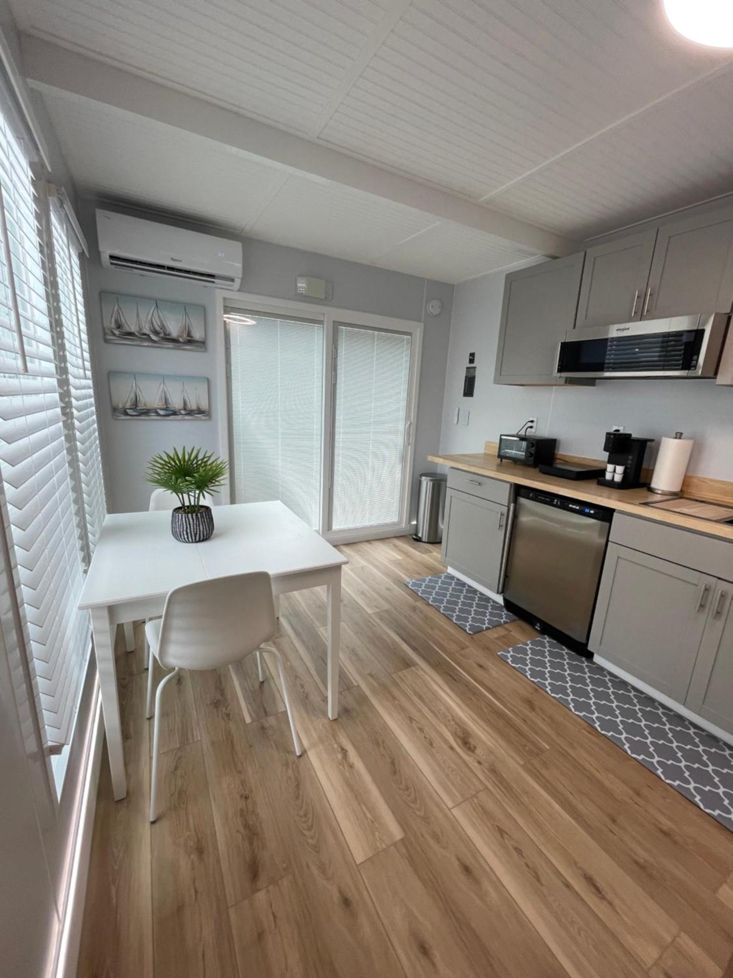 Unique Houseboat Modern And New Botel *