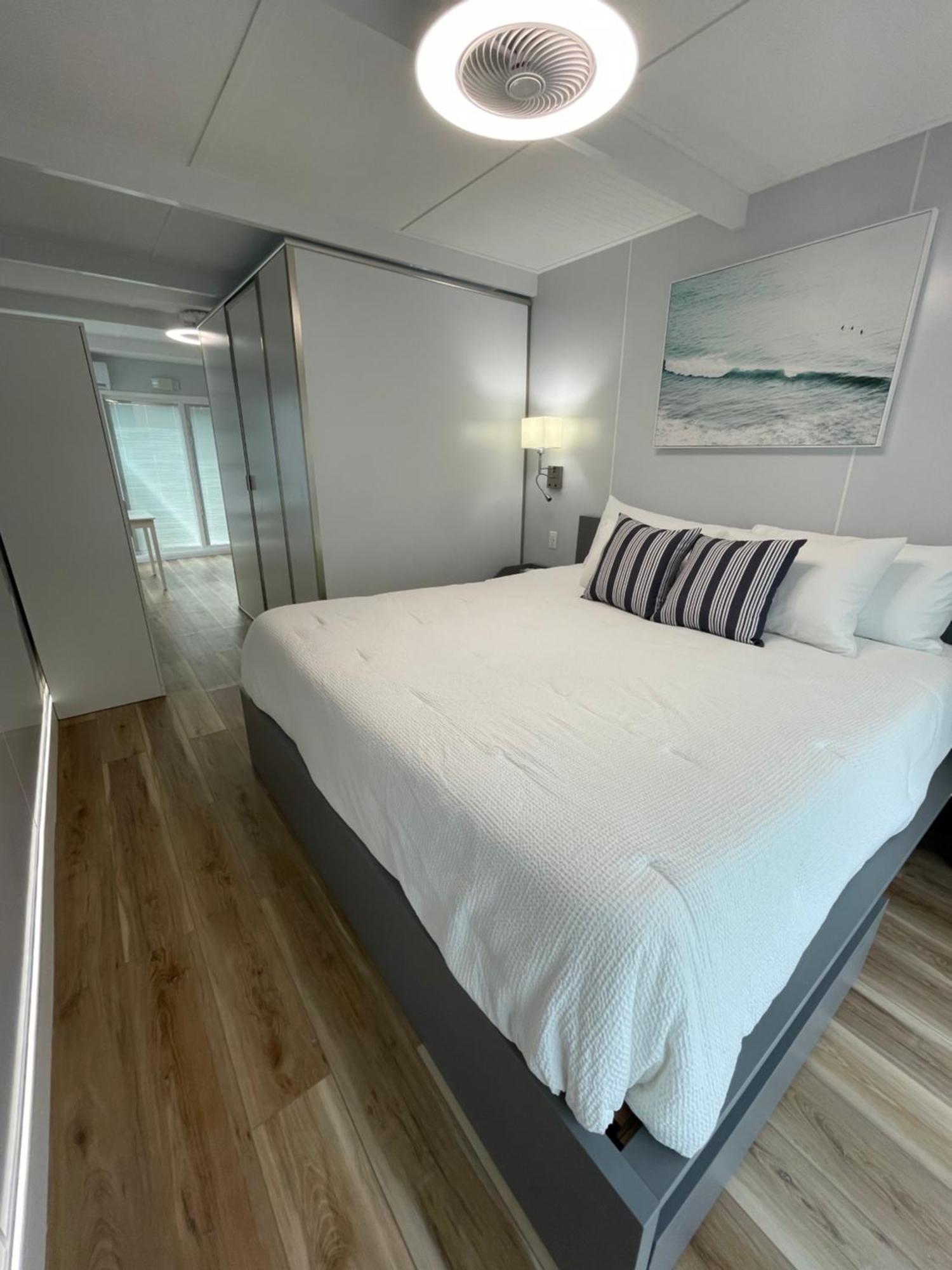 Unique Houseboat Modern And New Botel *