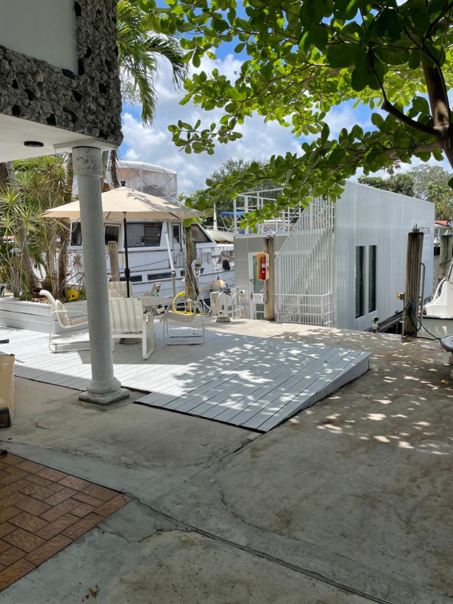 Unique Houseboat Modern And New